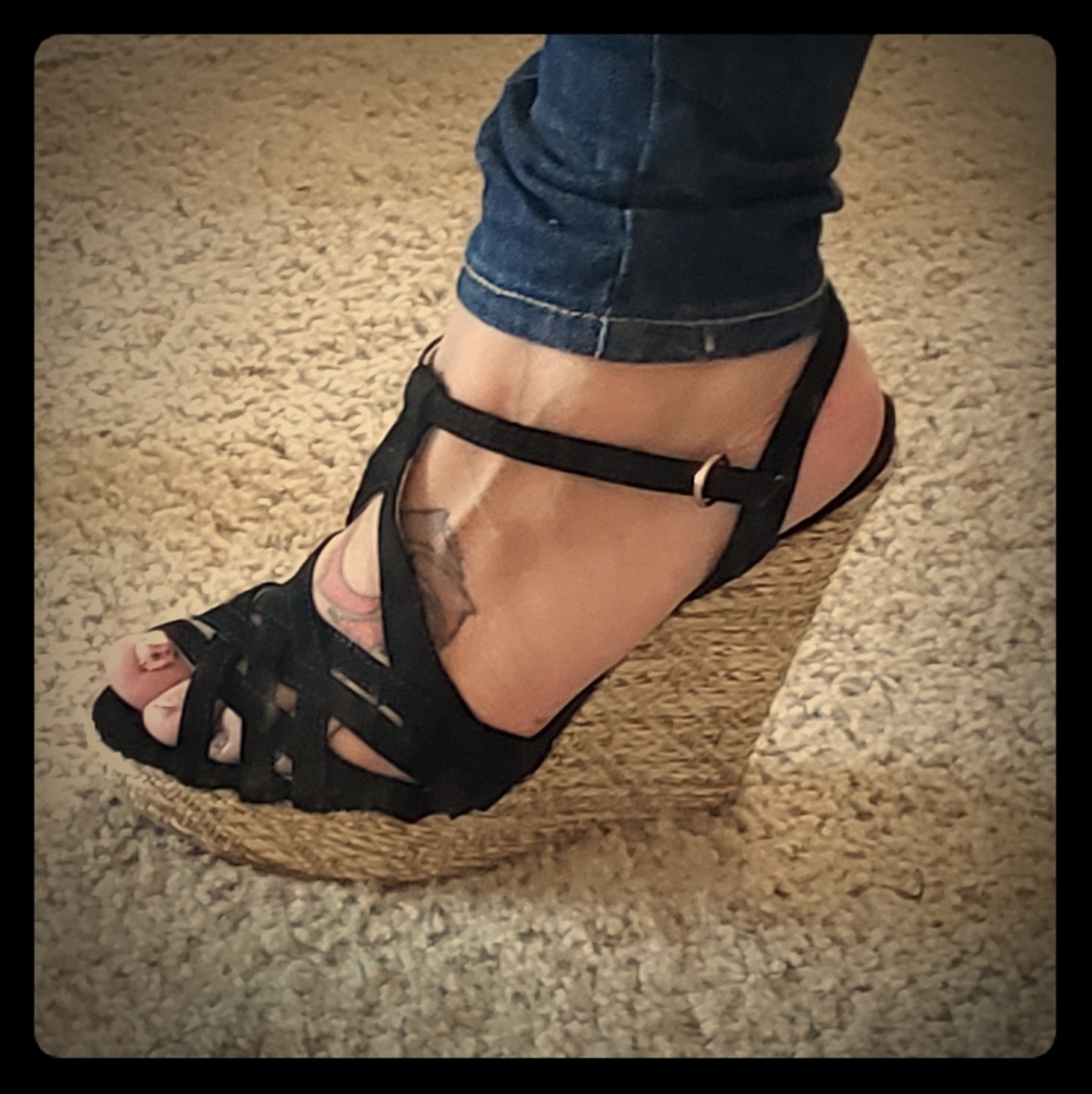 black wedges